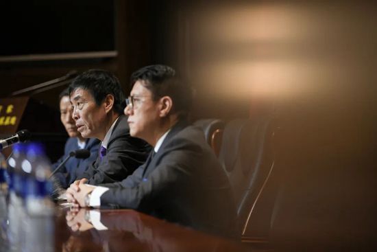 今年夏天范德贝克十分接近加盟皇家社会，他也愿意去那里，而转会失败是俱乐部之间的原因。